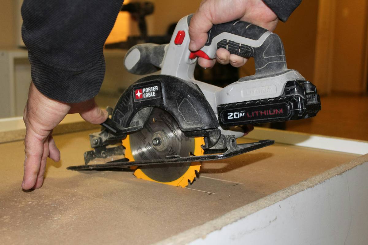 Comparison table showing stock vs upgraded blade performance on total tools band saw for resawing, curve cutting, and blade life