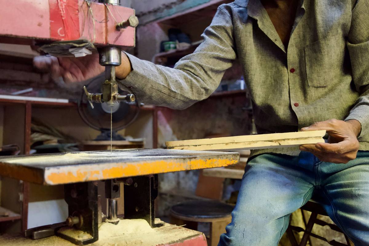 Infographic showing band saw vs. jigsaw vs. circular saw: band saw wins for curves, resawing, and irregular cuts