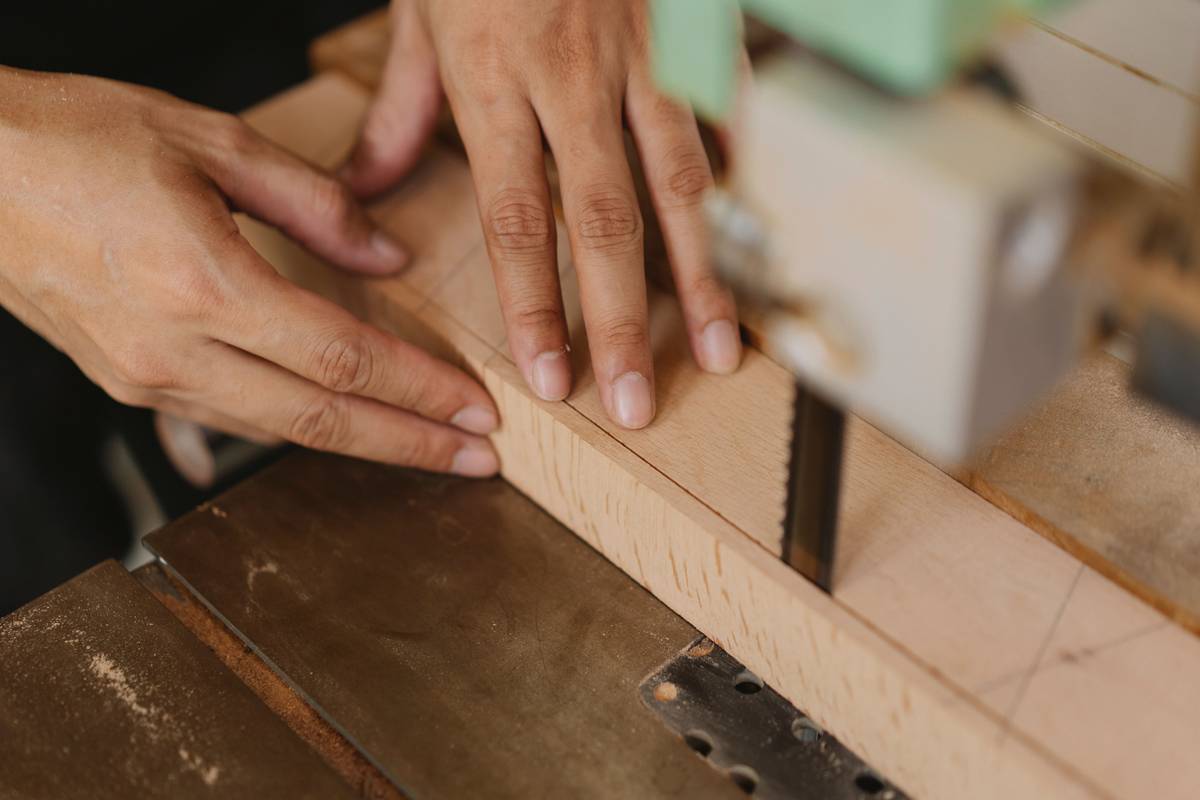 Infographic: Common uses of a band saw for wood including resawing, curved cuts, ripping, and joinery