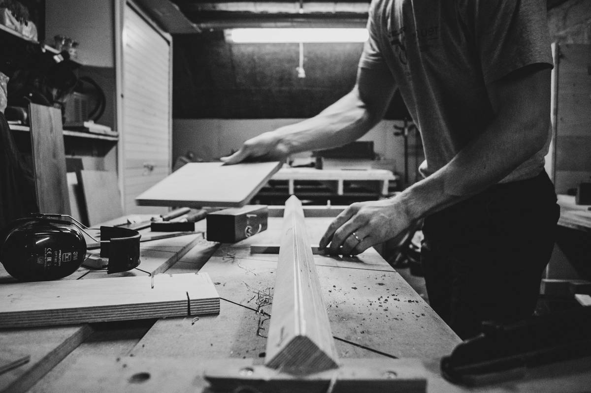 Infographic comparing jigsaw, scroll saw, and band saw performance for hobbyist tasks like curve cutting, resawing, and safety