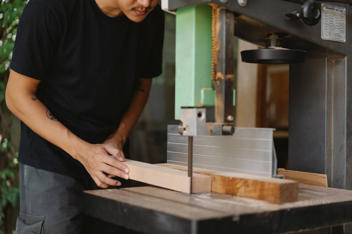 Infographic comparing shop-friendly vs. unsafe fabrics: cotton-polyester blend vs. 100% nylon vs. fleece