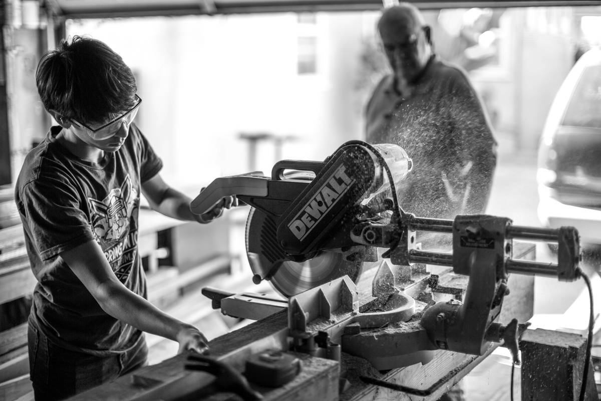 Comparison chart showing 2023–2024 award-winning band saws ranked by cutting accuracy, motor power, and user satisfaction from Wood Magazine and ToolCritic